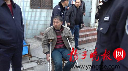 無(wú)錫一男子因工傷起糾紛 拄著拐爬通信塔欲輕生_新聞_網(wǎng)